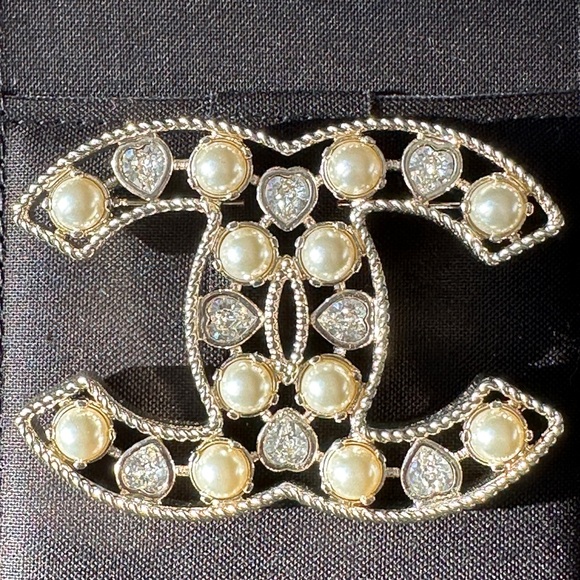 2022S CHANEL LARGE RUNWAY GOLD CC LOGO PEARLS CRYSTALS BROOCH PIN NEW - Picture 2 of 16